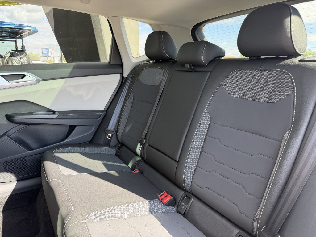 Used 2025 Volkswagen Taos SE FWD image 33