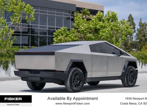 Used 2024 Tesla Cybertruck AWD Crew Cab image 8