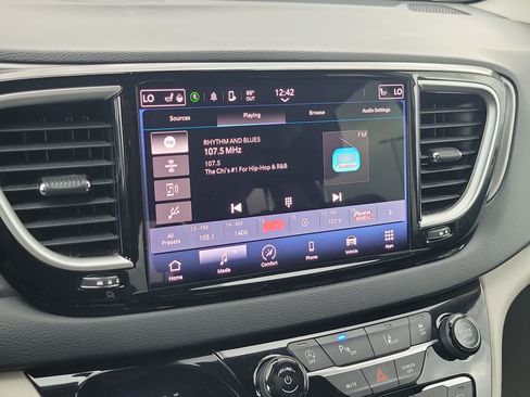Used 2023 Chrysler Pacifica Touring-L FWD image 27