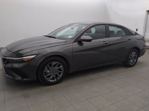 Used 2024 Hyundai Elantra SEL FWD image 2