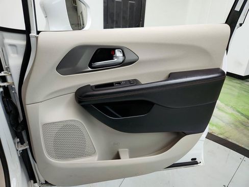 Used 2020 Chrysler Pacifica Touring-L Plus FWD image 30