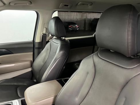 Used 2025 Kia Carnival LXS FWD image 17