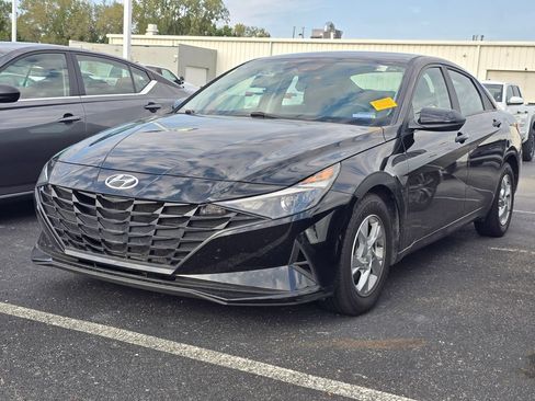 Used 2021 Hyundai Elantra SE FWD image 3