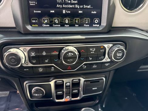 Used 2022 Jeep Wrangler Unlimited Sahara AWD/4WD image 15