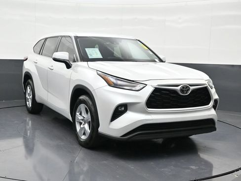 Used 2024 Toyota Highlander LE image 8