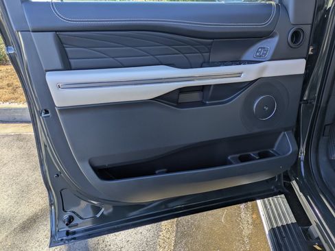 Used 2022 Ford Expedition Platinum image 10