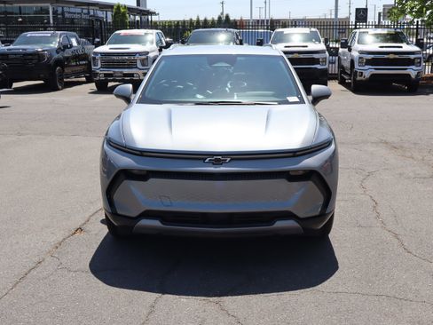 Used 2025 Chevrolet Equinox EV LT FWD image 3