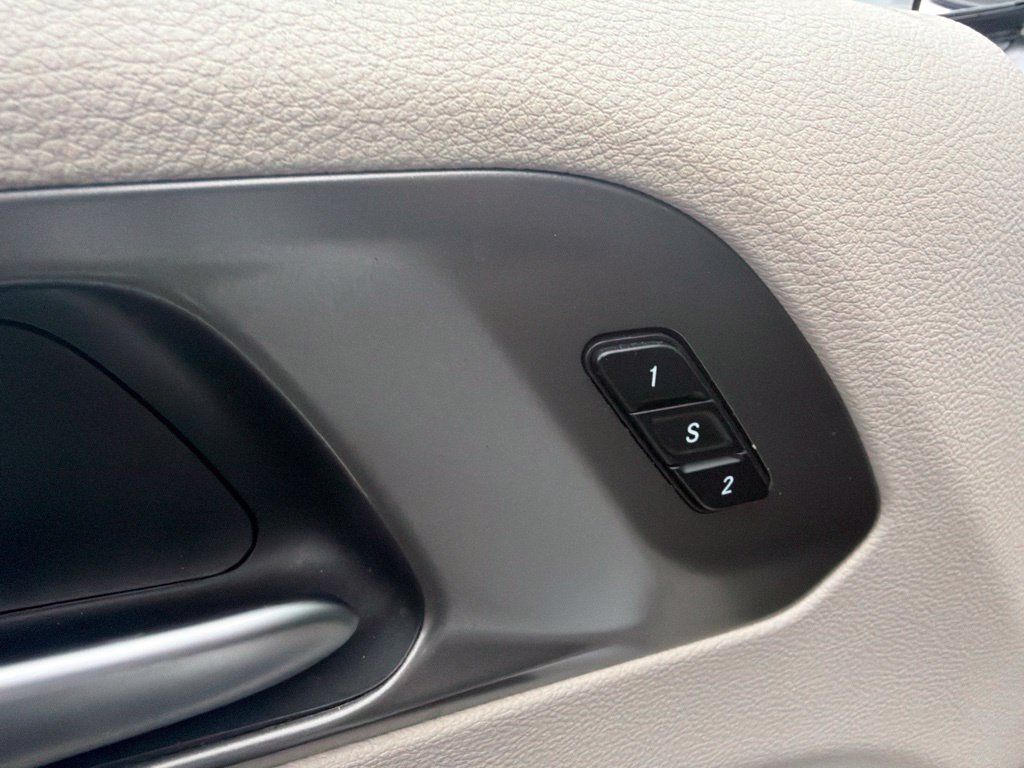 Used 2024 Chrysler Pacifica Touring-L FWD image 11