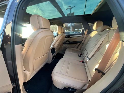 Used 2022 Porsche Cayenne Platinum Edition image 8