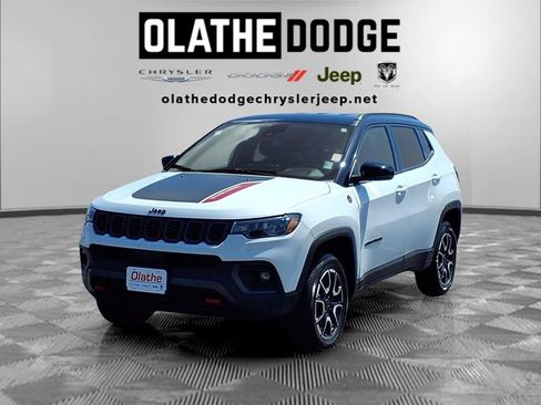 Used 2025 Jeep Compass Trailhawk AWD/4WD image 1