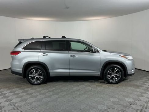 Used 2017 Toyota Highlander Plus AWD/4WD image 4