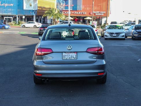 Used 2017 Volkswagen Jetta SE image 9