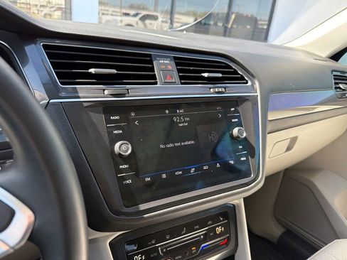 Used 2023 Volkswagen Tiguan SE w/ Panoramic Sunroof Package image 15