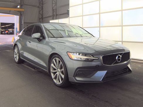 Used 2019 Volvo S60 T5 Momentum w/ Premium Package FWD image 3