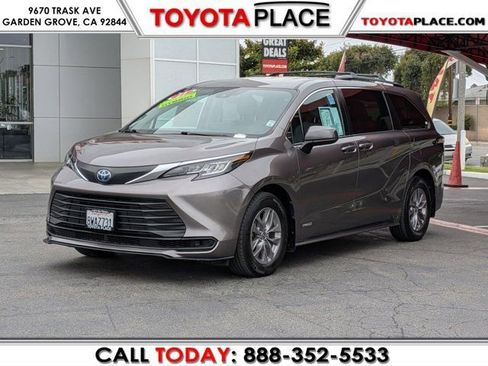 Used 2021 Toyota Sienna LE FWD image 1
