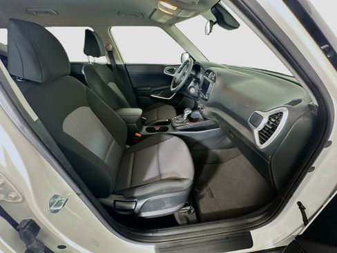 Used 2025 Kia Soul LX w/ LX Technology Package FWD image 31