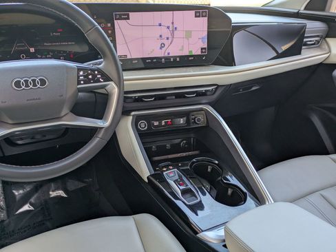 Used 2025 Audi Q5 Premium w/ Convenience Package image 9