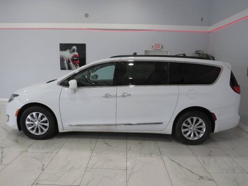 Used 2017 Chrysler Pacifica Touring-L FWD image 6
