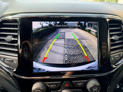 Used 2020 Jeep Grand Cherokee Altitude image 25