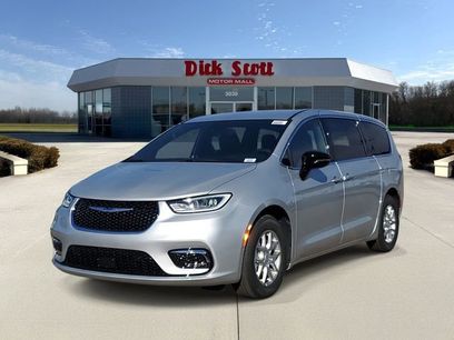 New 2026 Chrysler Pacifica Select