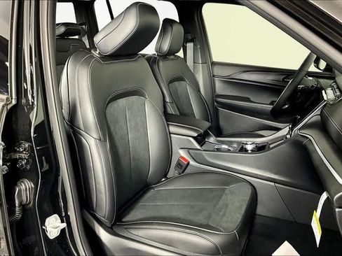 New 2025 Jeep Grand Cherokee Altitude image 11