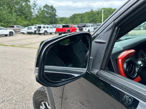 Used 2020 Toyota Tacoma TRD Off-Road AWD/4WD image 15