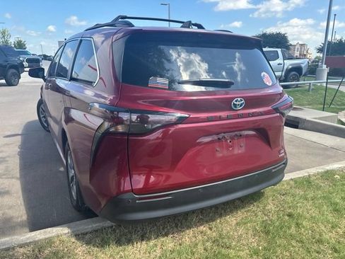 Used 2023 Toyota Sienna XLE FWD image 4