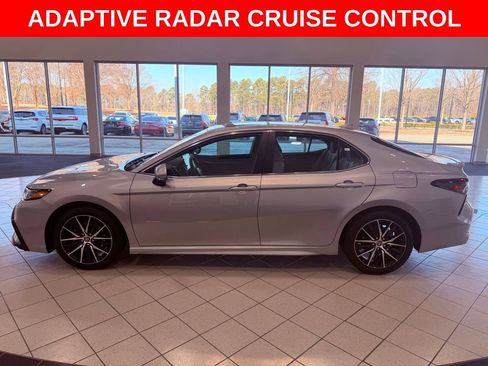 Used 2022 Toyota Camry SE image 4