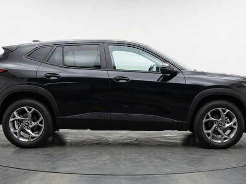 Used 2025 Chevrolet Trax LT FWD image 11