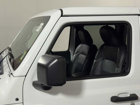 Used 2021 Jeep Wrangler Unlimited Sahara AWD/4WD image 28