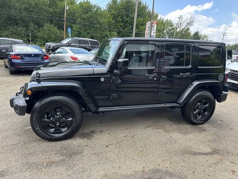 Used 2015 Jeep Wrangler Unlimited Sahara AWD/4WD image 3