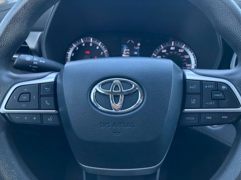 Certified 2022 Toyota Highlander L image 17