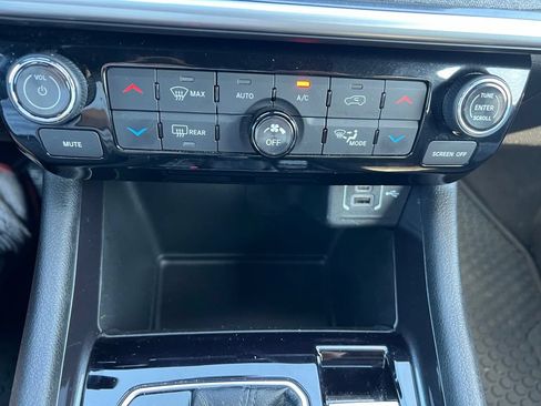 Used 2025 Jeep Compass Latitude w/ Sun & Sound Group AWD/4WD image 31