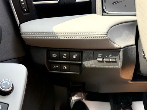 Used 2019 Toyota Avalon Limited image 18