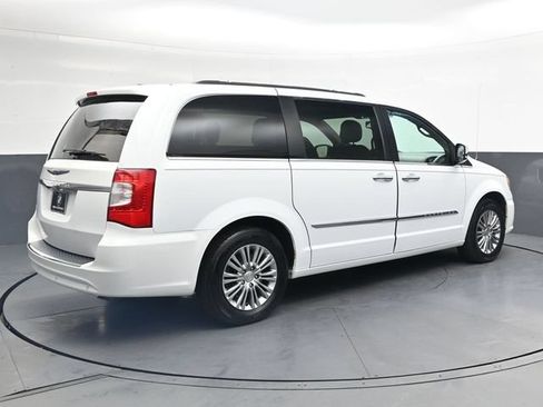 Used 2015 Chrysler Town & Country Touring-L w/ Driver Convenience Group FWD image 4