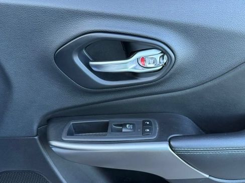 Used 2019 Jeep Cherokee Limited FWD image 21