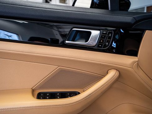 Used 2019 Porsche Panamera image 32