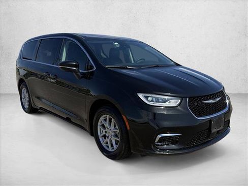 Used 2023 Chrysler Pacifica Touring-L FWD image 3