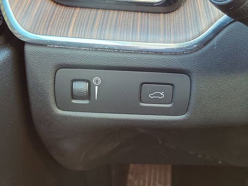 Used 2021 Volvo XC60 T5 Momentum w/ Advanced Package image 12