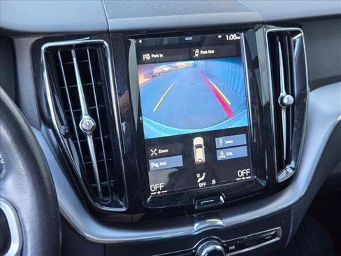 Used 2018 Volvo XC60 T5 Momentum w/ Vision Package image 10