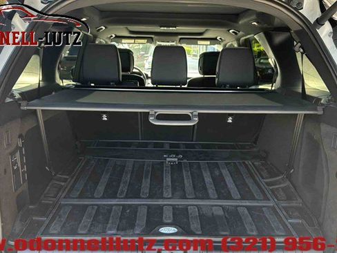 Used 2024 Land Rover Discovery Dynamic SE AWD/4WD image 6