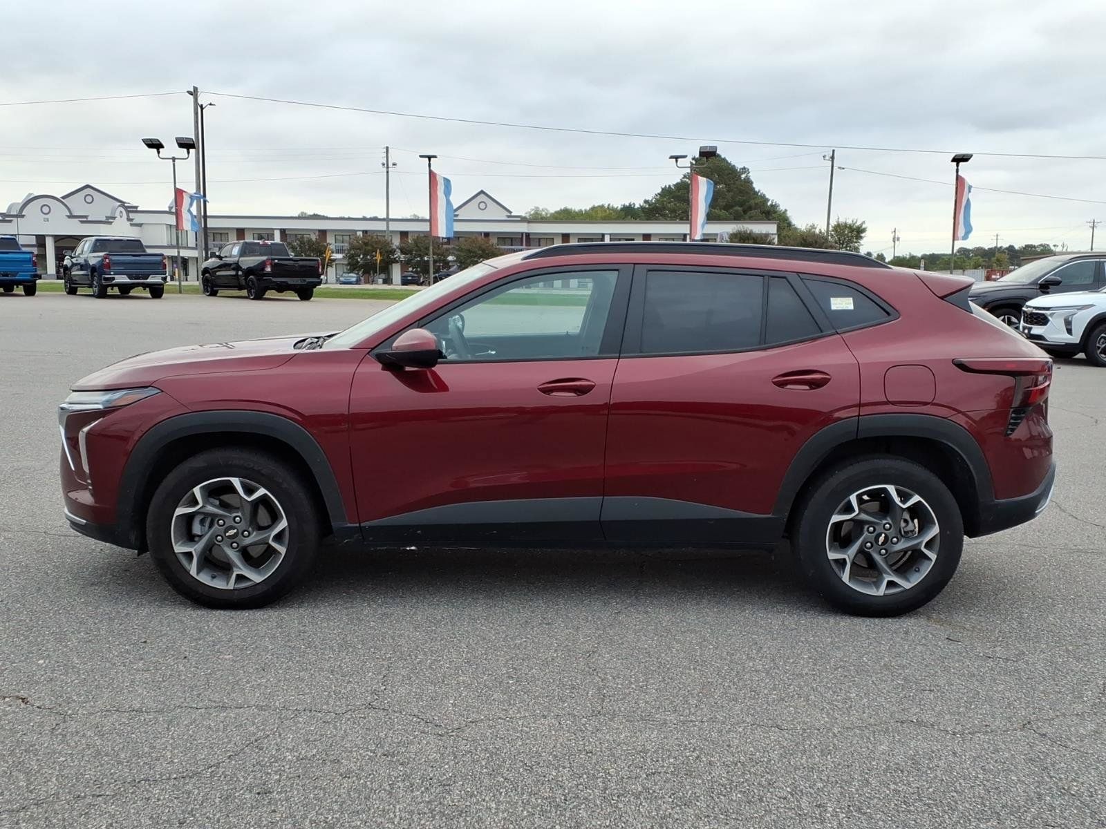 Used 2025 Chevrolet Trax LT FWD image 2