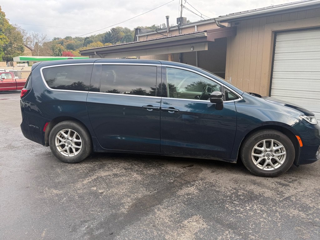 Used 2024 Chrysler Pacifica Touring-L FWD image 2