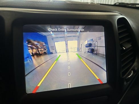 Used 2018 Jeep Cherokee Latitude Plus w/ Cold Weather Group image 26