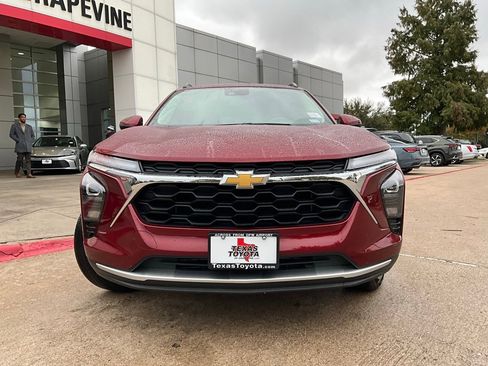 Used 2025 Chevrolet Trax LT image 4