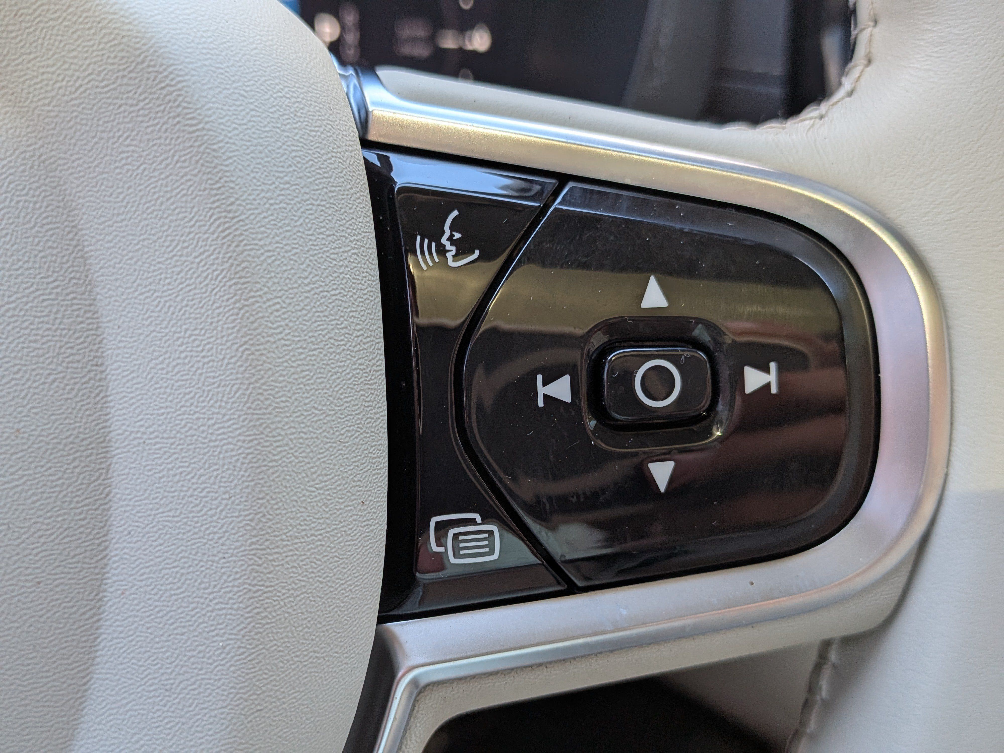 Certified 2024 Volvo XC60 T8 Ultimate w/ Protection Package Premier AWD/4WD image 28