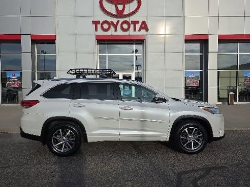 Used 2017 Toyota Highlander XLE AWD/4WD image 6