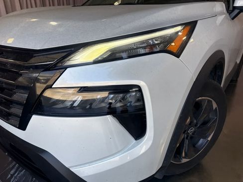 Used 2024 Nissan Rogue SV FWD image 9