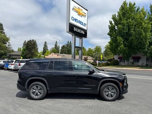 Used 2025 Chevrolet Traverse LT AWD/4WD image 1