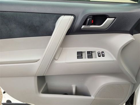 Used 2013 Toyota Highlander Plus image 14